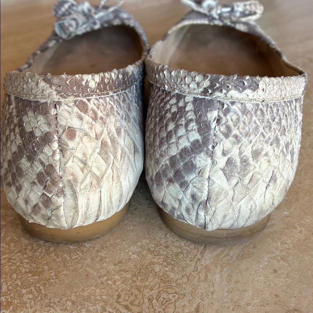 Stuart Weitzmsn Ballet Flat, Women 9.5, tan & cream Snakeskin with bow. EUC - Picture 10 of 16